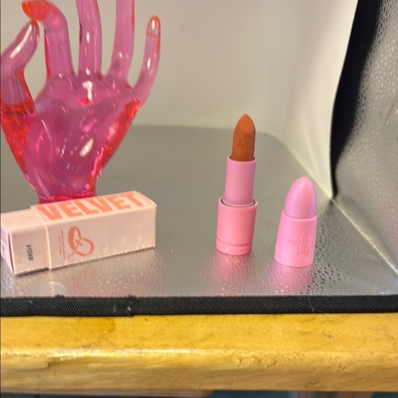 Jeffree Star Tan Lipstick Cream Finish - Picture 1 of 3